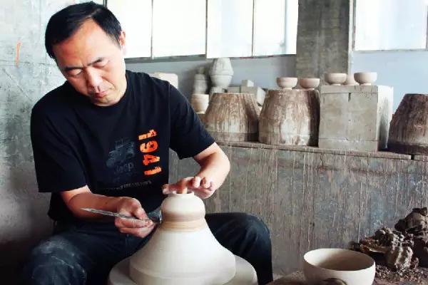 趋于古典，殊于传统——刘志钧和他的新钧瓷艺术 1.jpg