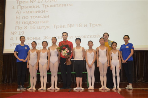 8 两位俄罗斯芭蕾大师与孩子们合影留念_副本.jpg