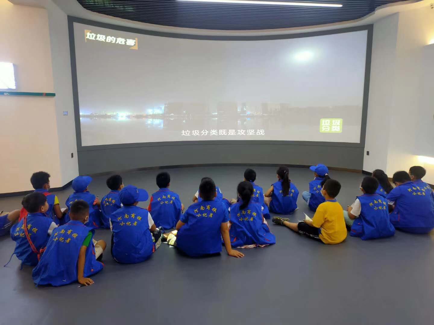 图 10中小学生参观科普展厅.jpg