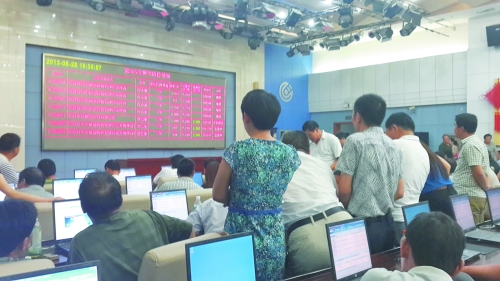 交易现场人气很旺.jpg