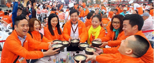 　5月6日，4000余人身着橙色外衣在韩国首尔盘浦汉江公园参加韩国传统参鸡汤宴。_副本_副本_副本.jpg