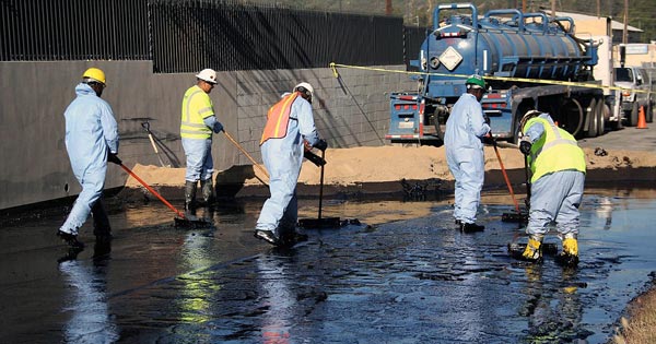 中石油长庆油田发生原油泄漏 数百米山沟变油河