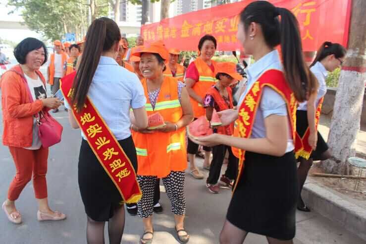 瓜前礼夏 让爱循环 河南金满地爱心关怀环卫工人