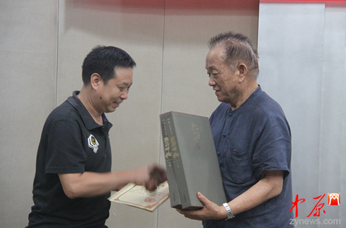 本书主编岳修武（右一）向河南图书馆代表捐赠图书_副本.jpg