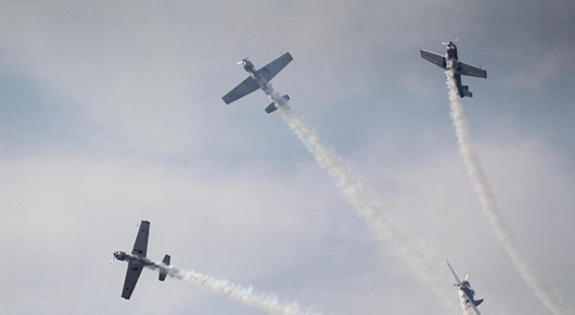 特技飞行员穿云破雾练绝技冲刺郑州航展