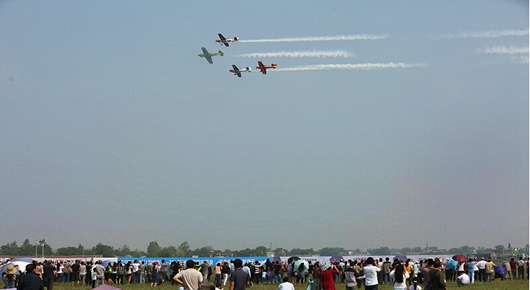 郑州上空上演炫酷飞行表演 各机型轮番上阵帅呆了