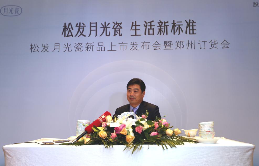(中国日用百货商业协会楚修齐会长接受记者采访).jpg