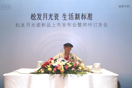 (中国陶瓷设计大师李见深教授接受记者采访).jpg