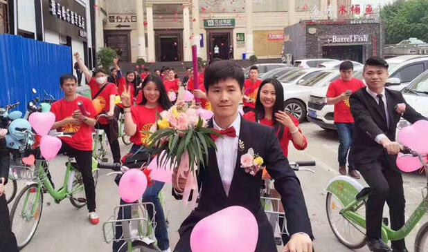 郑州街头现共享单车婚礼 低碳、有趣引人围观