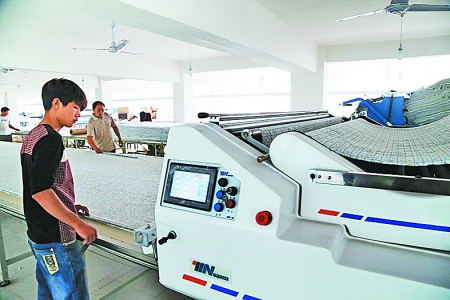 9月21日，安阳县柏庄镇伟业（国际）针织内衣工业园内一家企业员工在生产服装。.jpg