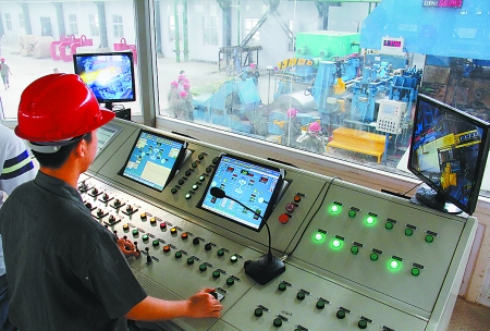 9月21日，位于长葛市的宇龙实业（集团）联丰不锈钢有限公司年产10万吨不锈钢冷轧带钢项目一次试车成功。.jpg