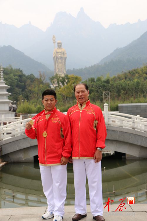 中国武术代表队总教练夏柏华与我院冠军王照攀合影.jpg