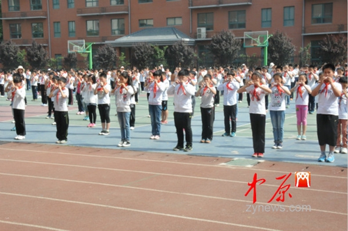 孩子们在进行陶笛演奏_meitu_2.jpg