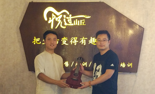 乌克丽丽合照_副本.jpg