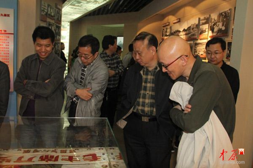 郑州市科技局组织党员干部观看焦裕禄事迹和郑州记忆展览 2_副本.jpg